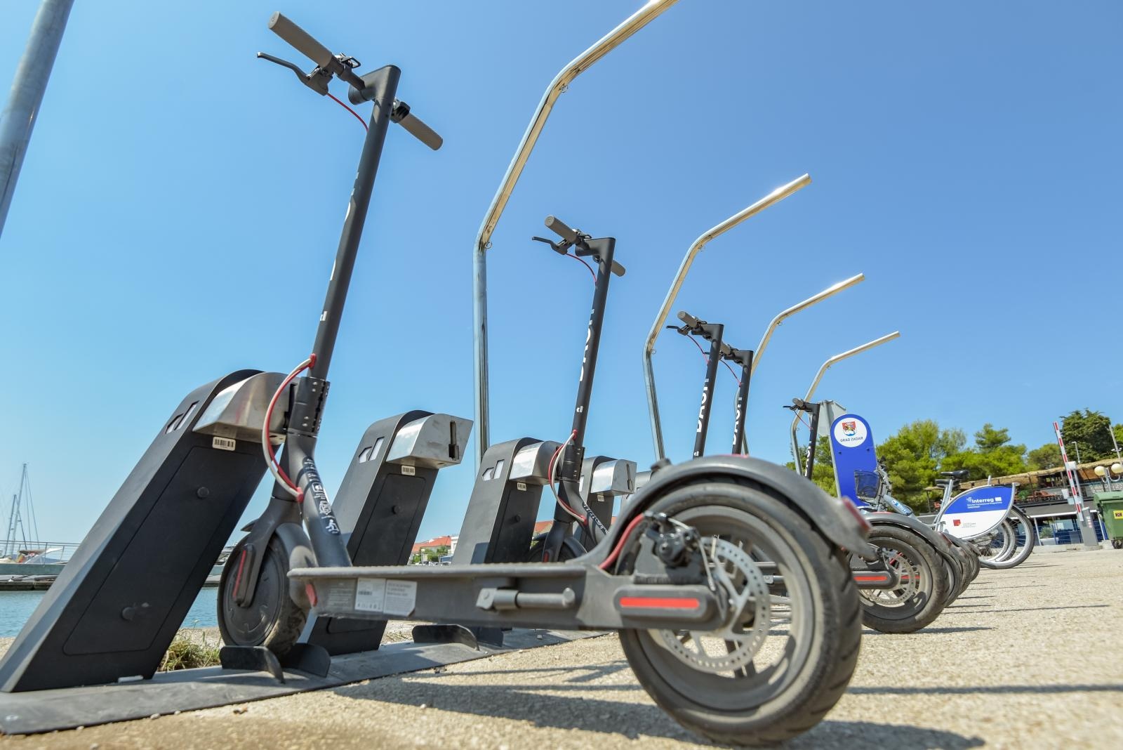 Na nekoliko lokacija u grado mogu se iznajmiti električni romobili