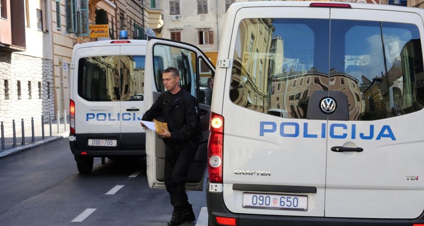 policija-rijeka-faffc391dccf27e3e4deedcc21087e77_view_article_new policija-rijeka-faffc391dccf27e3e4deedcc21087e77_view_article_new