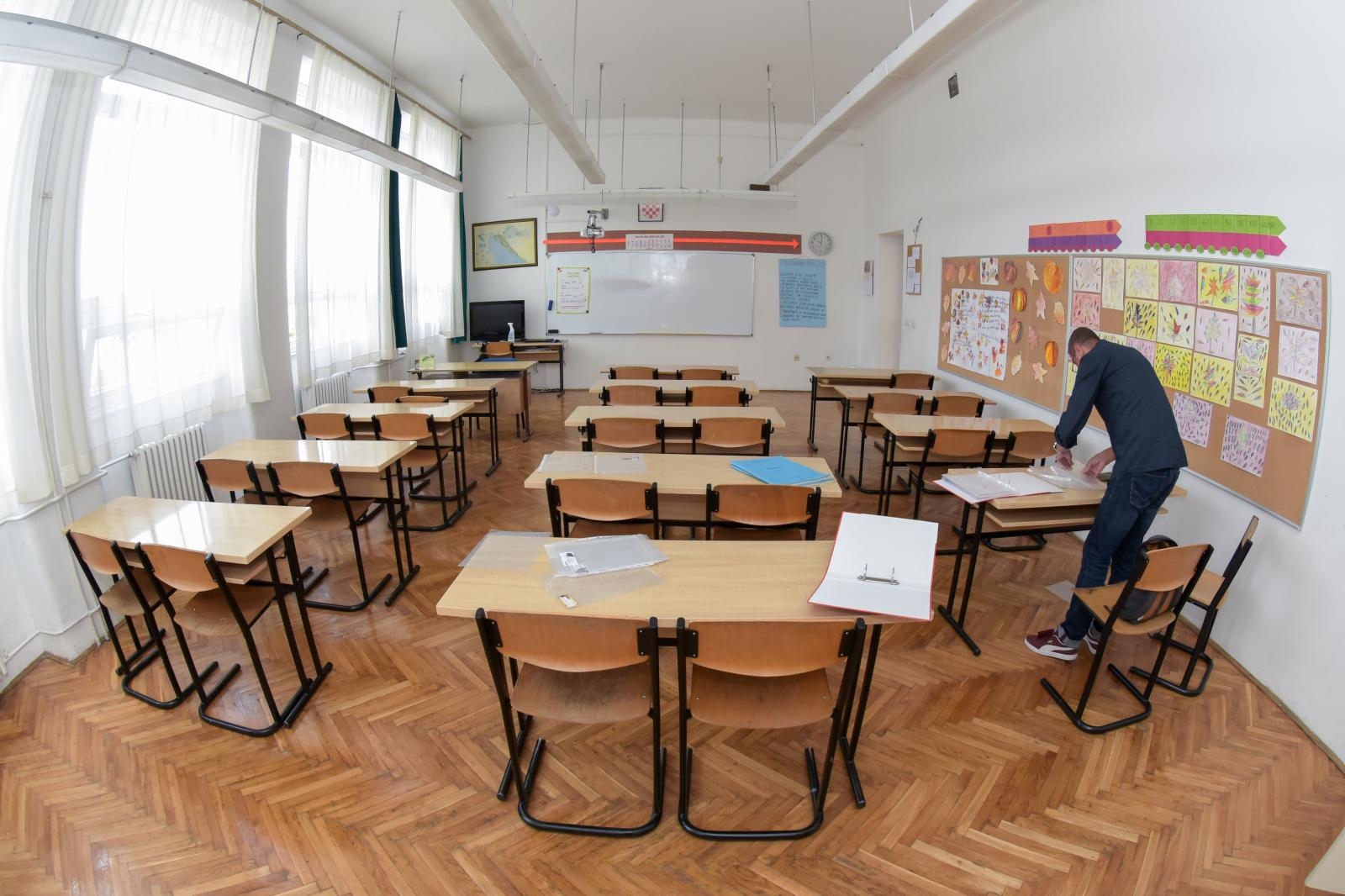 Započeo štrajk učitelja i profesora u osnovnim i srednjim školama
