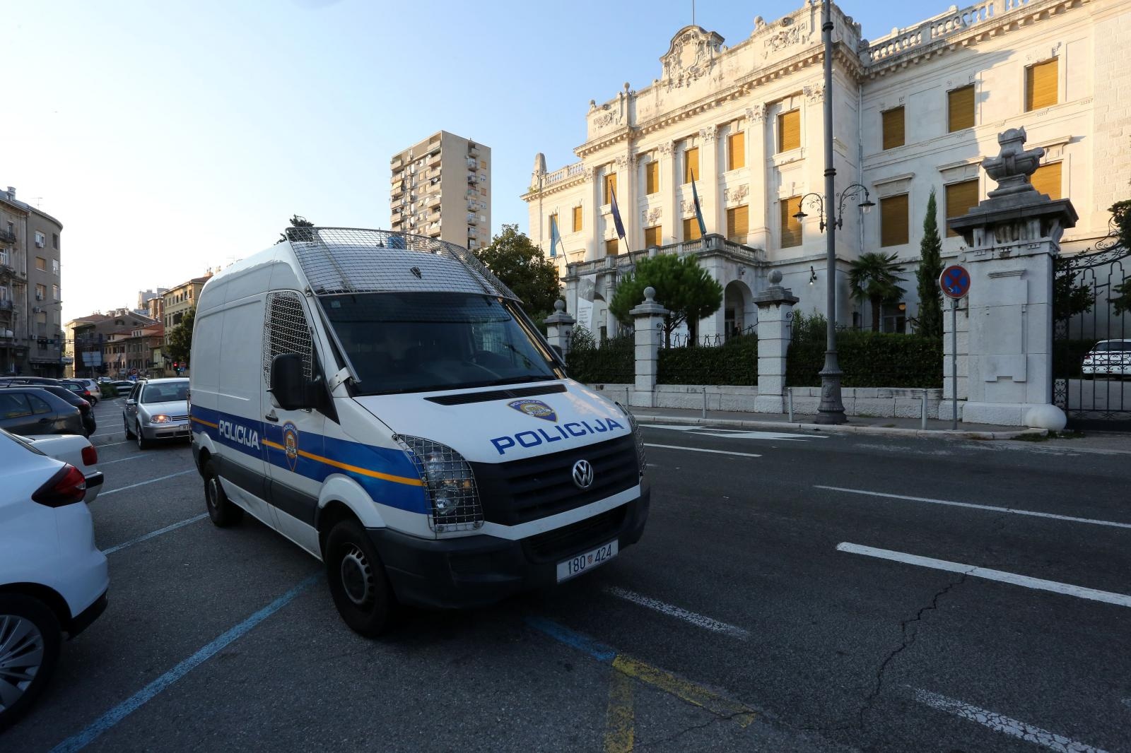 Rijeka: Policija legitimirala osobe ispred Pomorskog i povijesnog muzeja Rijeka: Policija legitimirala osobe ispred Pomorskog i povijesnog muzeja