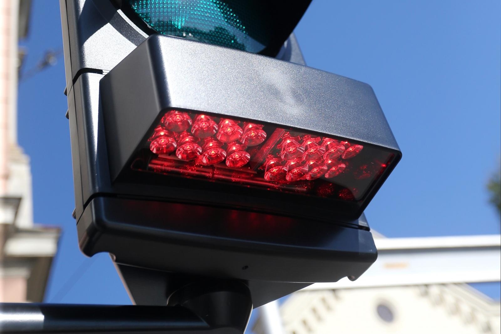 Zagreb: Semafor za pješake koji usmjerava crveno svijetlo prema tlu za pješake koji gledaju u mobitel