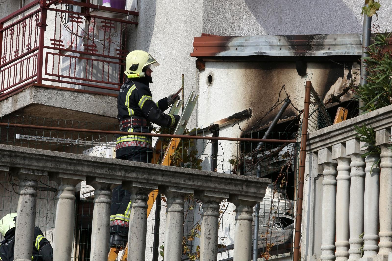 Rijeka: Vatrogasci gase požar koji je izbio na obiteljkoj kući