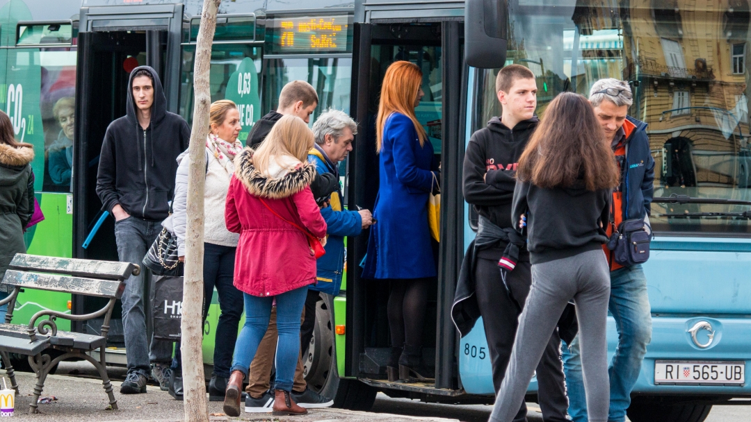autobus gužva ljudi fiumara mrtvi kanal ulazak autobus gužva ljudi fiumara mrtvi kanal ulazak