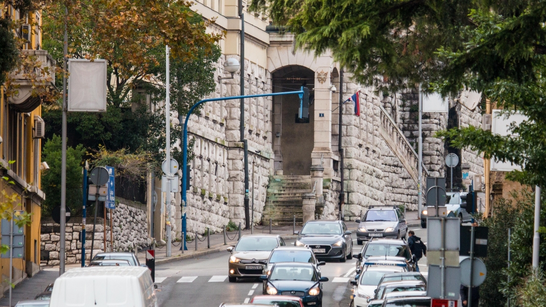 Zatvor ulaz via roma
