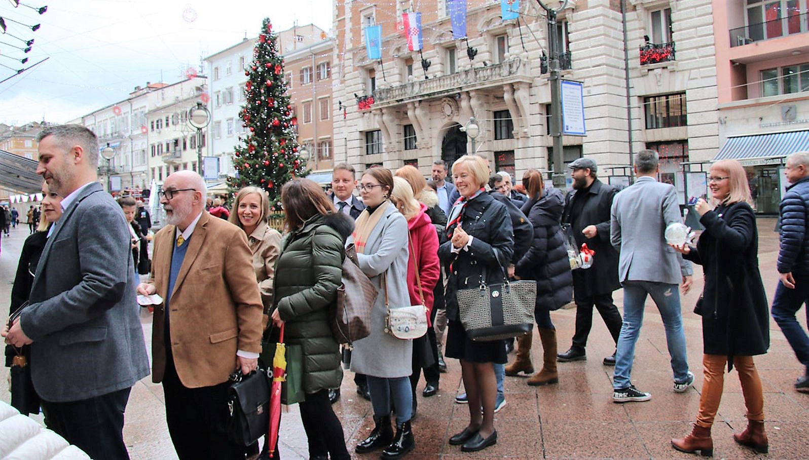 Gradsko-vijeće-postavlja-kuglice-dobrih-želja-na-bor-1 Gradsko-vijeće-postavlja-kuglice-dobrih-želja-na-bor-1