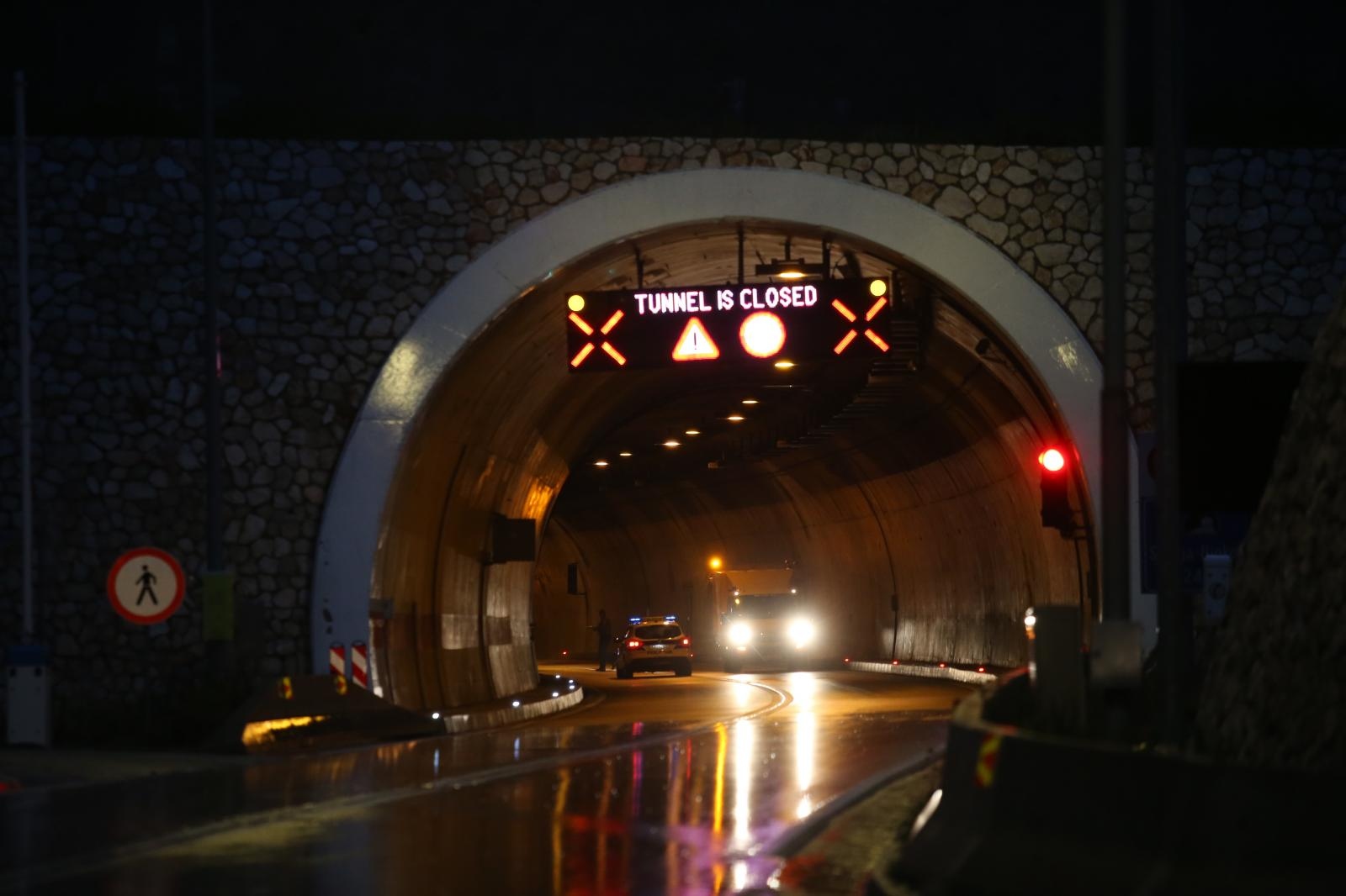 Zagvozd: Zbog prometne nesreće zatvoren tunel sv. Ilija Zagvozd: Zbog prometne nesreće zatvoren tunel sv. Ilija