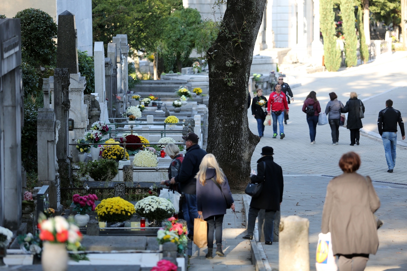 Rijeka: Građani obilaze grobove na gradskom groblju Kozala