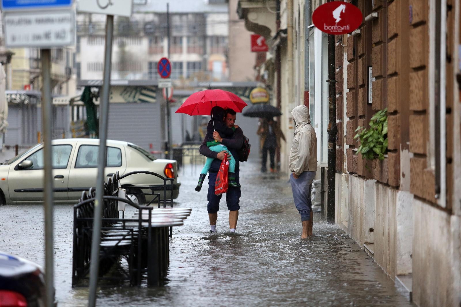 Rijeka: Poplavio centar grada, neki su kroz grad krenuli s daskom