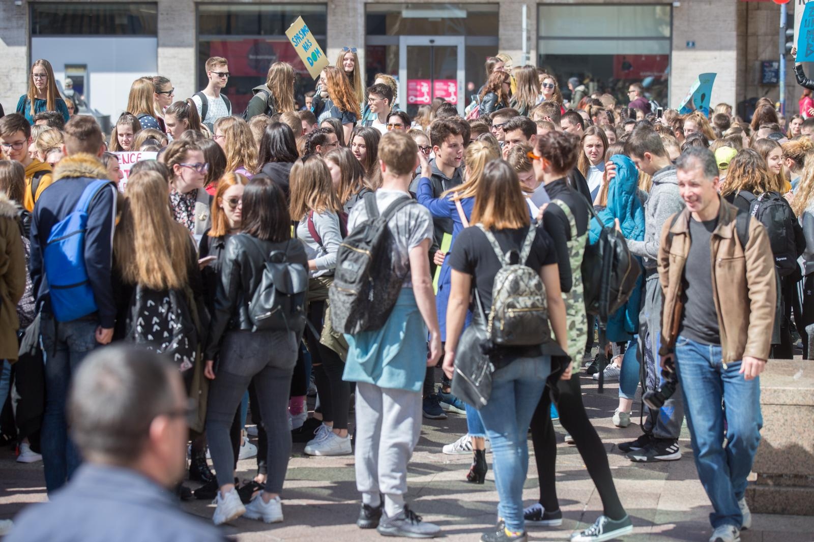 Rijeka: Prosvjed učenika i studenata pod nazivom “Klimatske promjene traže naše promjene” Rijeka: Prosvjed učenika i studenata pod nazivom “Klimatske promjene traže naše promjene”