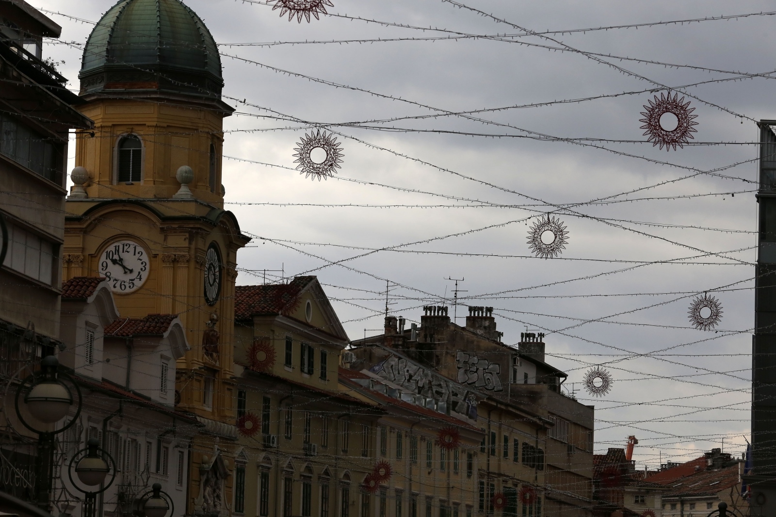Rijeka: Blagdanski ukrasi i drvene kućice postavljene na Korzu Rijeka: Blagdanski ukrasi i drvene kućice postavljene na Korzu