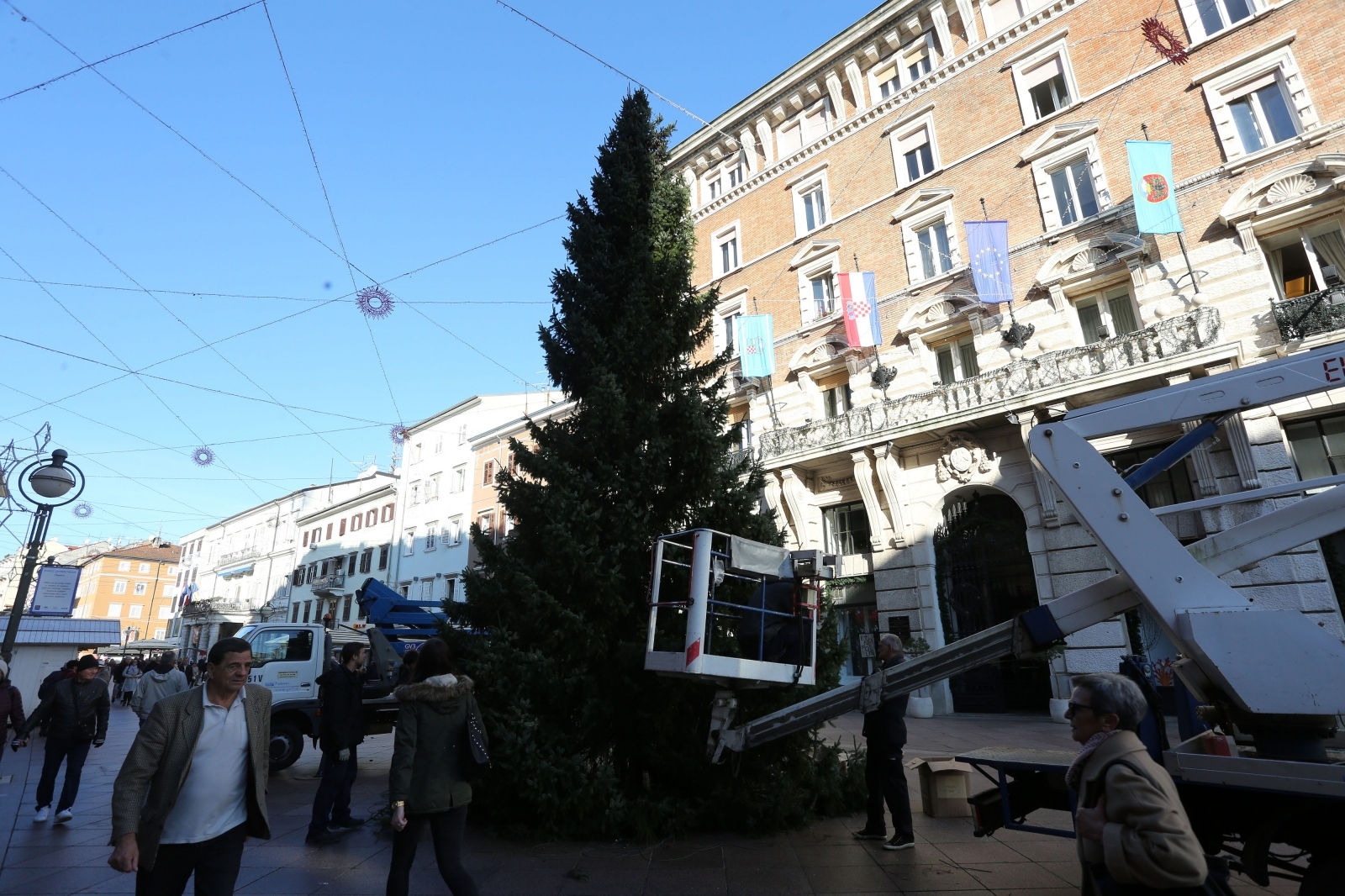 Rijeka: Na Korzu postavljena božićna jelka Rijeka: Na Korzu postavljena božićna jelka