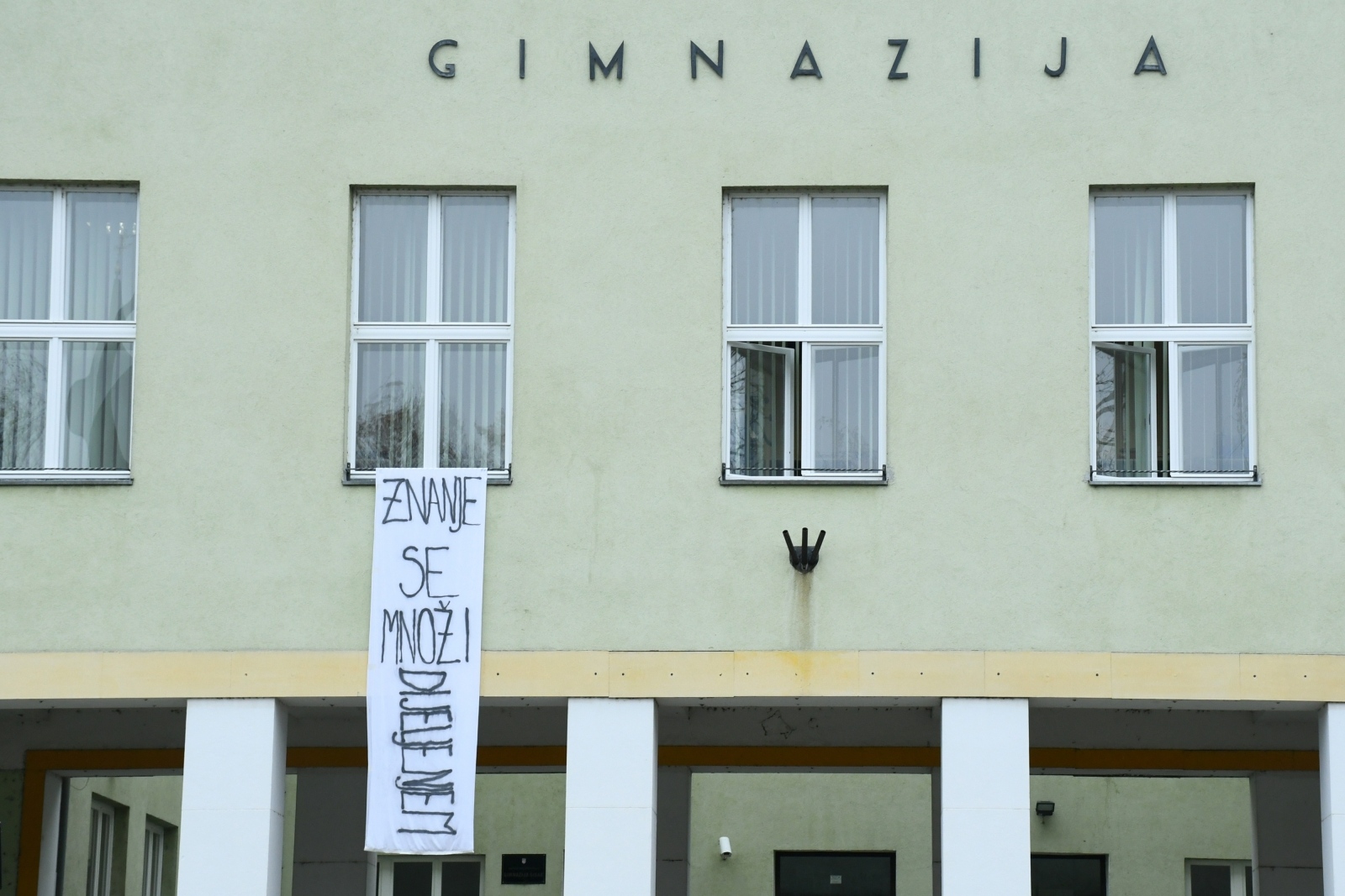 Poruka profesora Gimnazije Sisak istaknuta na pročelju škole