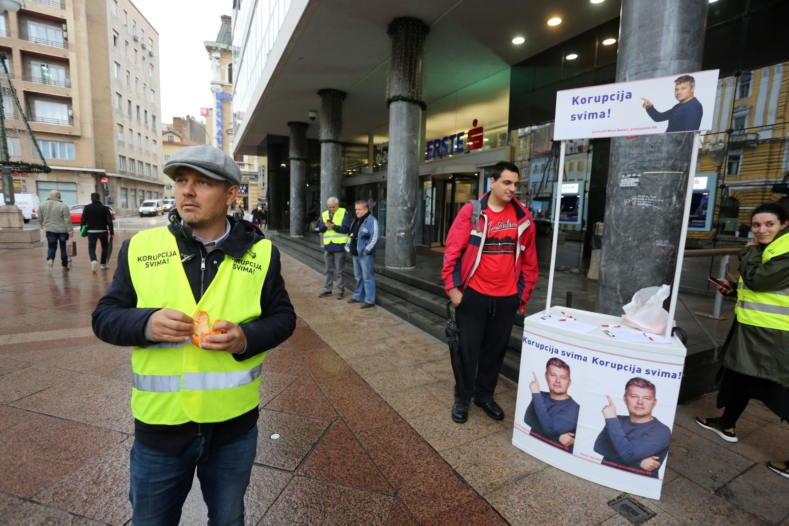 Rijeka: Darko Juričan skuplja potpise za predsjedničku kandidaturu Rijeka: Darko Juričan skuplja potpise za predsjedničku kandidaturu