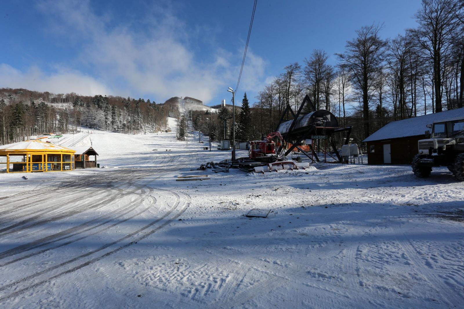 Delnice: Prvi ovogodišnji snijeg u Gorskom kotaru i na skijalištu Platak
