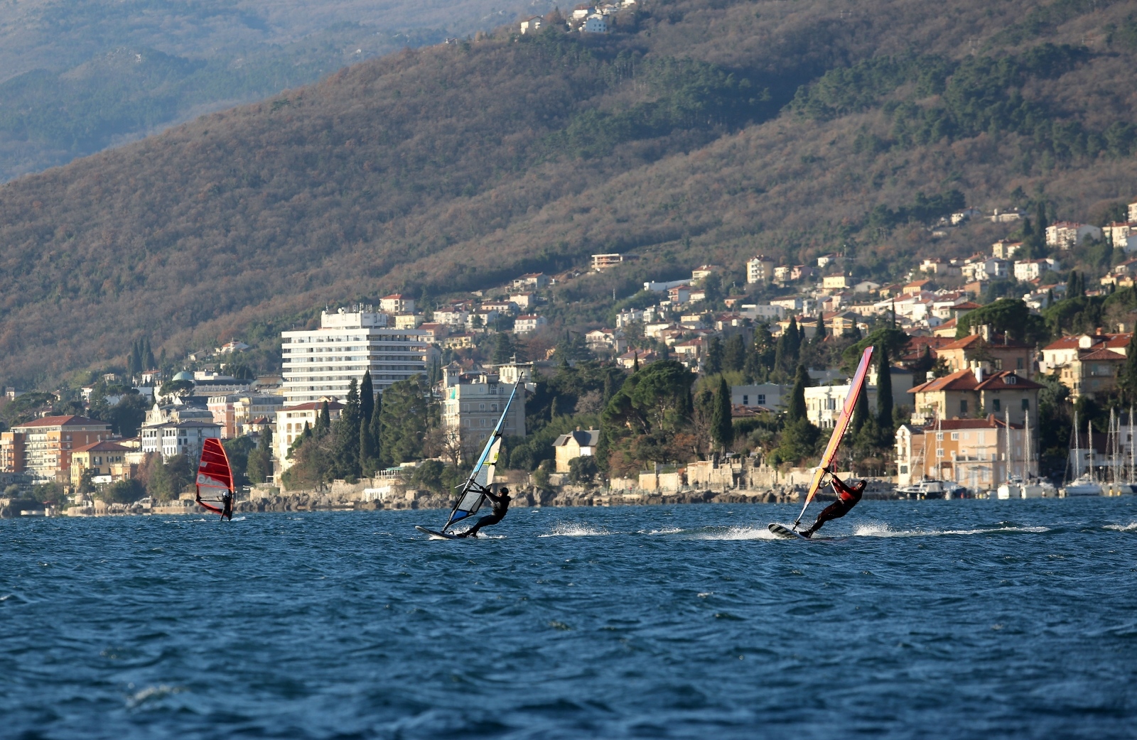 Surferi u rano Božićno jutro na moru pred Opatijom Surferi u rano Božićno jutro na moru pred Opatijom
