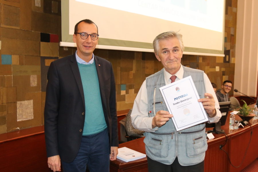 Uručena-priznanja-za-polaznicima-besplatnih-informatičkih-tečajeva-5-900×600 Uručena-priznanja-za-polaznicima-besplatnih-informatičkih-tečajeva-5-900×600