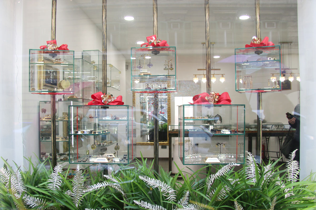 izlog 2019 Badaku-Piercing-Boutique-Splitska-1a