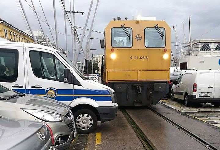 policija vlak policija vlak
