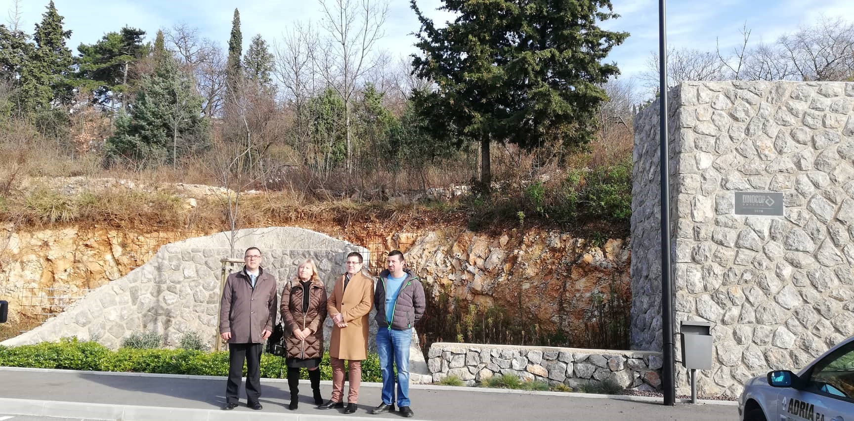Ispred buduceg ulaza u novi dio groblja