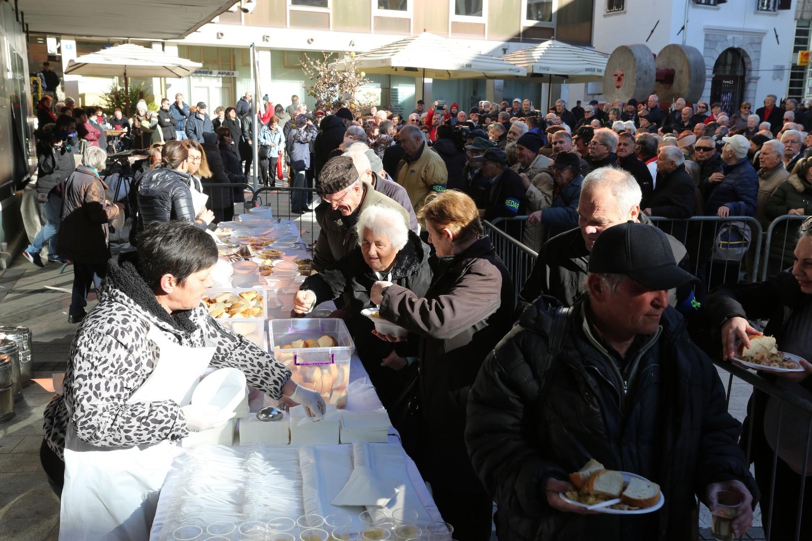 Rijeka: Proslava Badnjaka po julijanskom kalendaru na Koblerovom trgu