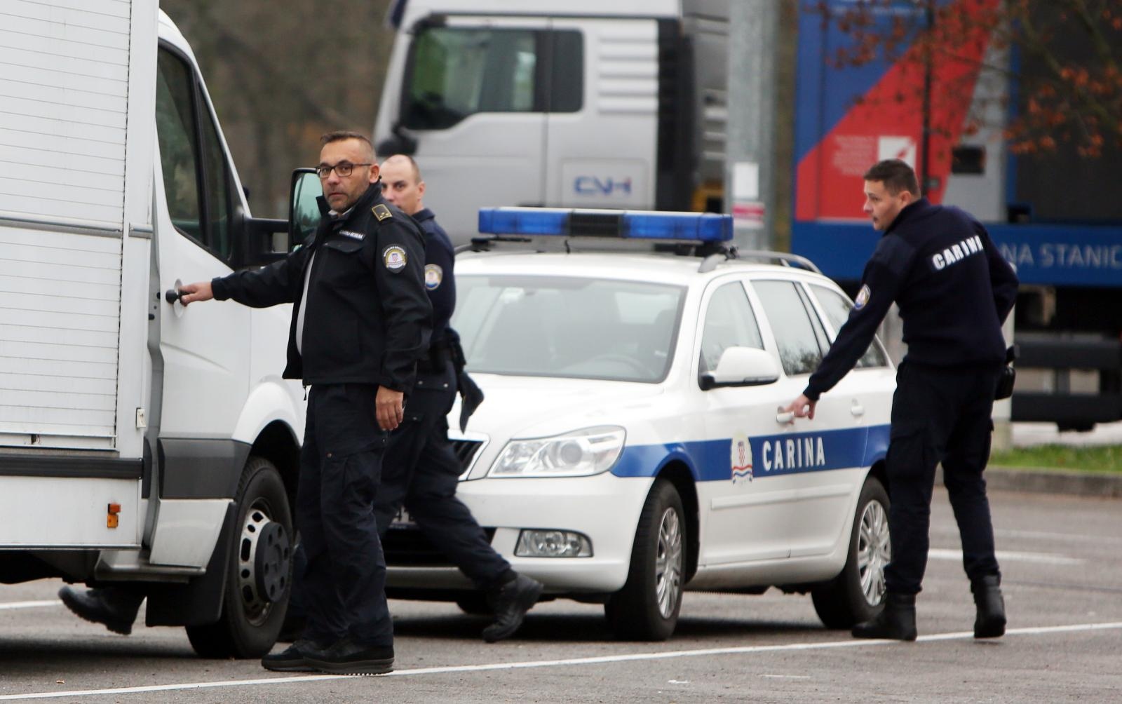 Karlovac: U redovnoj akciji policije i carine na odmorištu Draganić pronađen kamion s migrantima Karlovac: U redovnoj akciji policije i carine na odmorištu Draganić pronađen kamion s migrantima