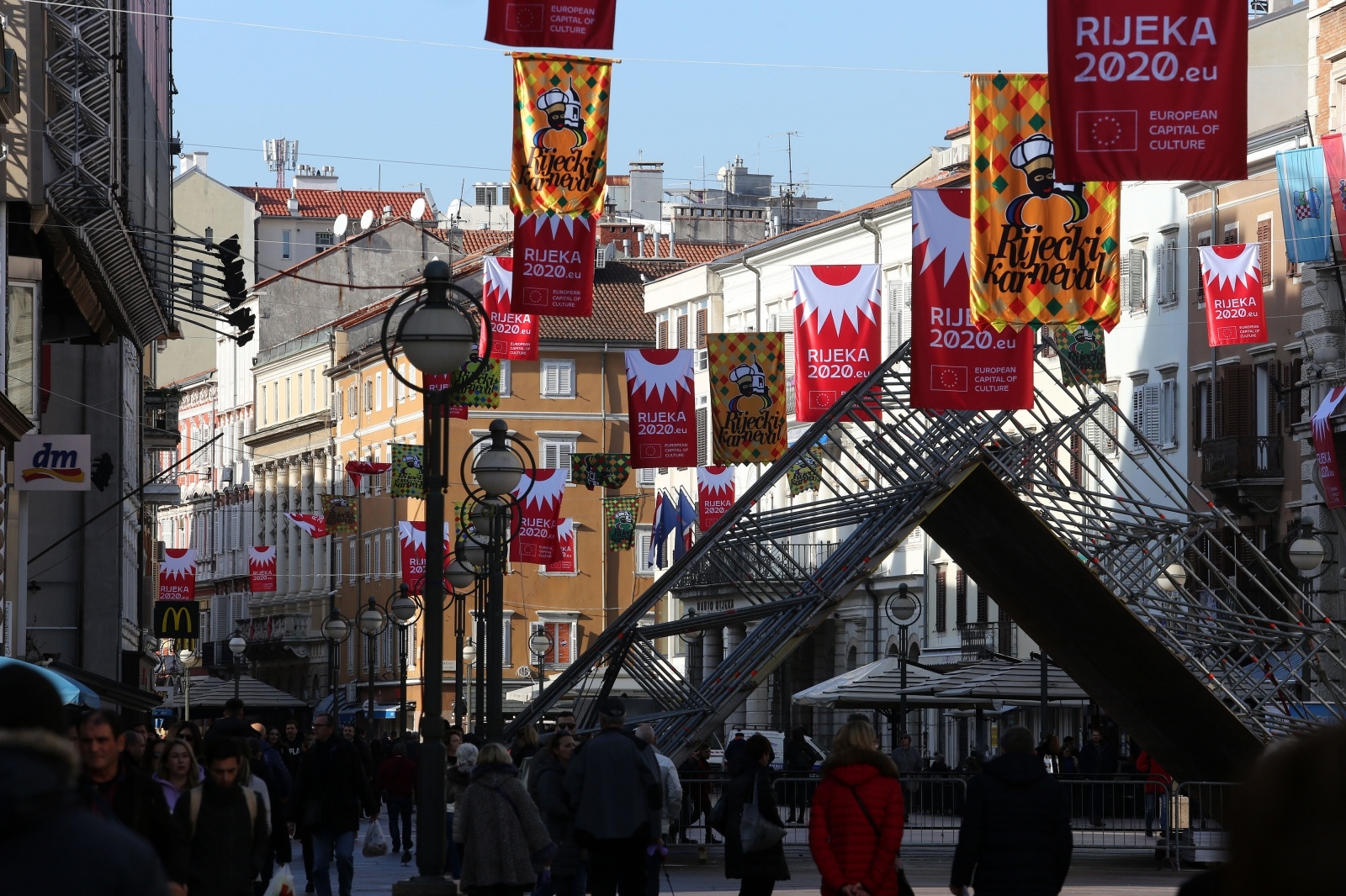 Rijeka: Zastave Riječkog karnevala i Rijeke 2020 Europske prijestolnice kulture Rijeka: Zastave Riječkog karnevala i Rijeke 2020 Europske prijestolnice kulture