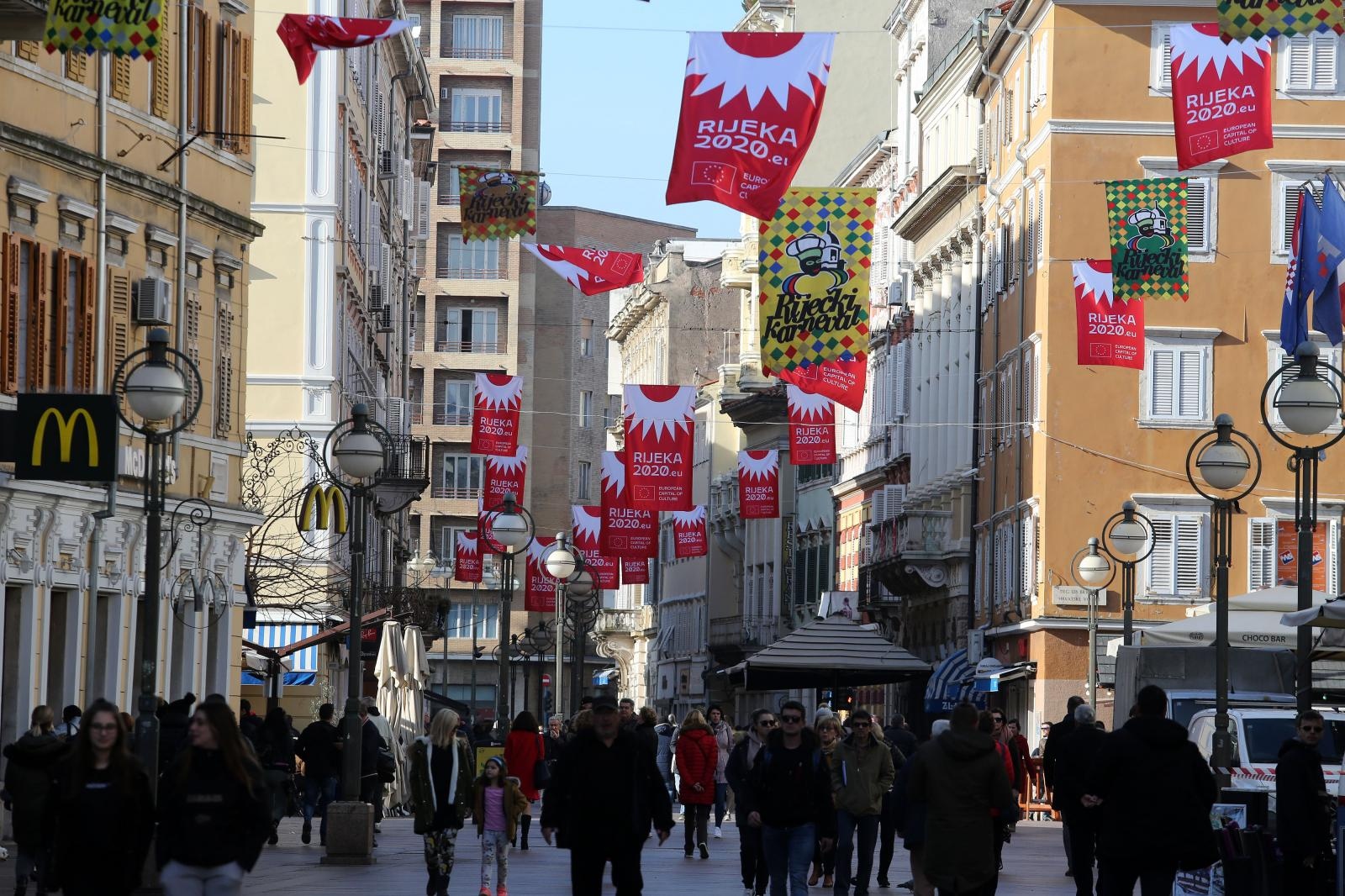 Rijeka: Zastave Riječkog karnevala i Rijeke 2020 Europske prijestolnice kulture Rijeka: Zastave Riječkog karnevala i Rijeke 2020 Europske prijestolnice kulture