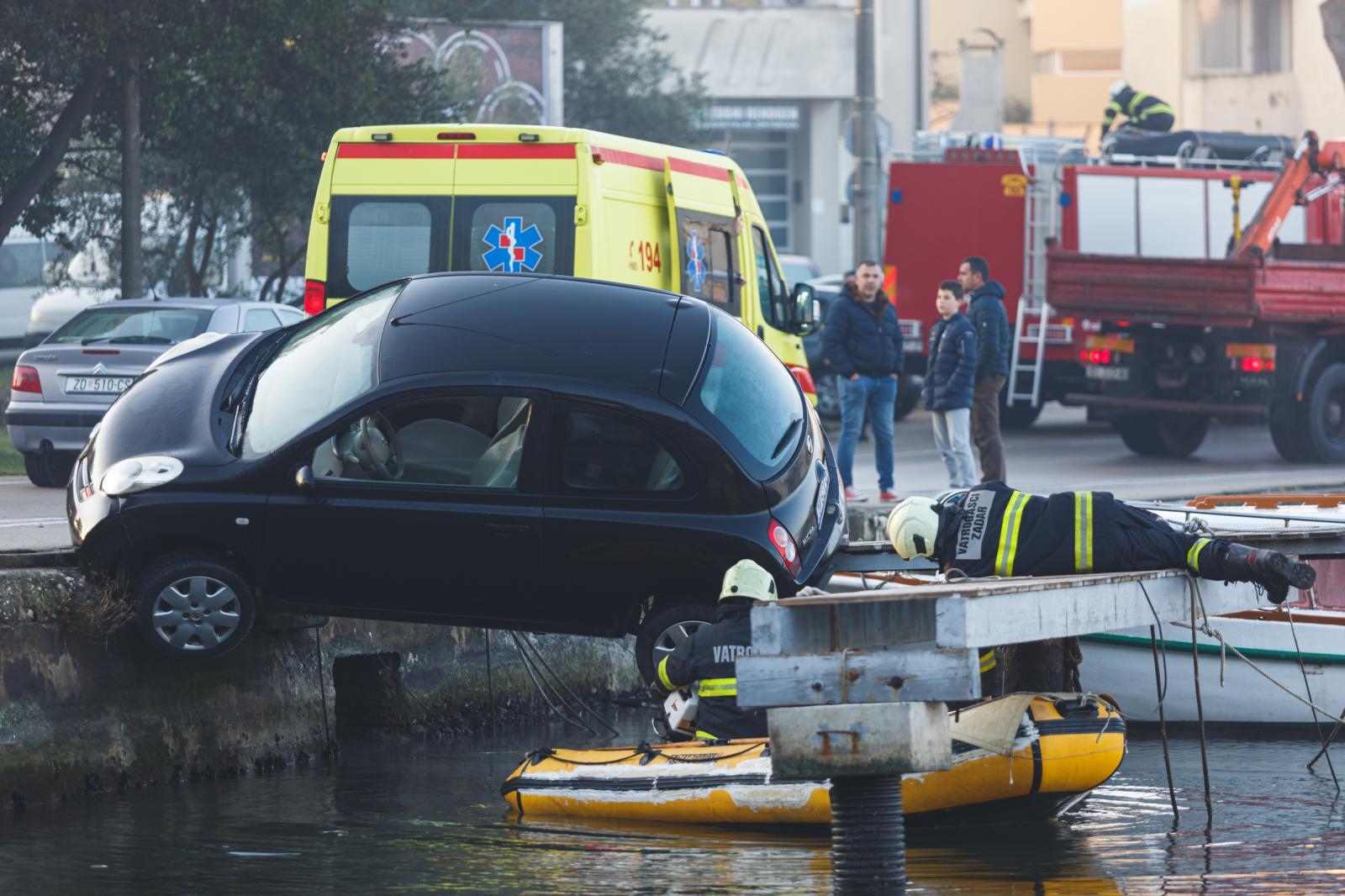 Zadar: Vozilo zamalo završilo u moru – izvukli ga vatrogasi Zadar: Vozilo zamalo završilo u moru – izvukli ga vatrogasi