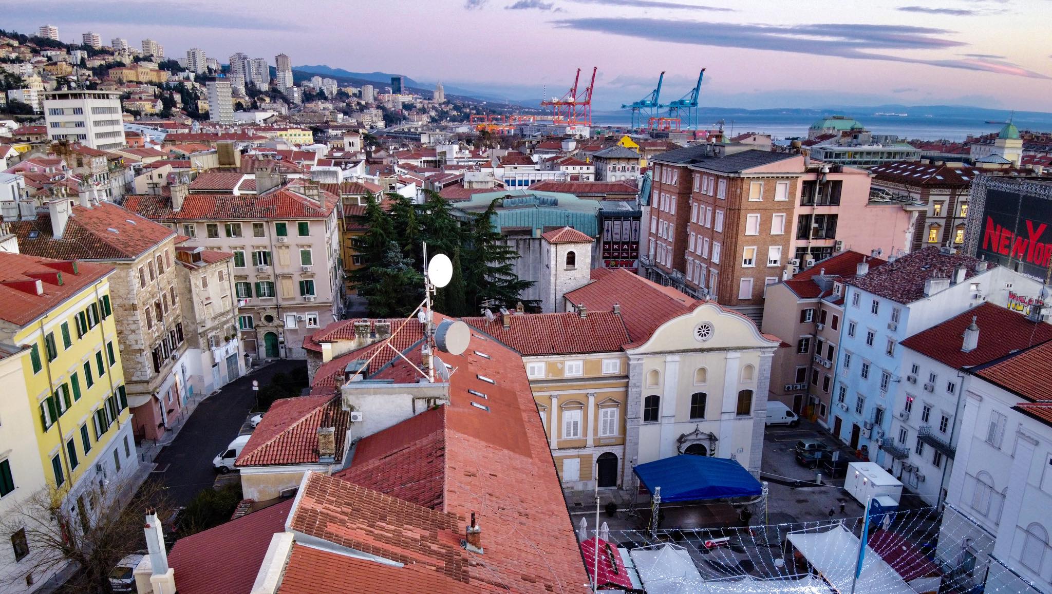 dron rijeka panorama krovovi