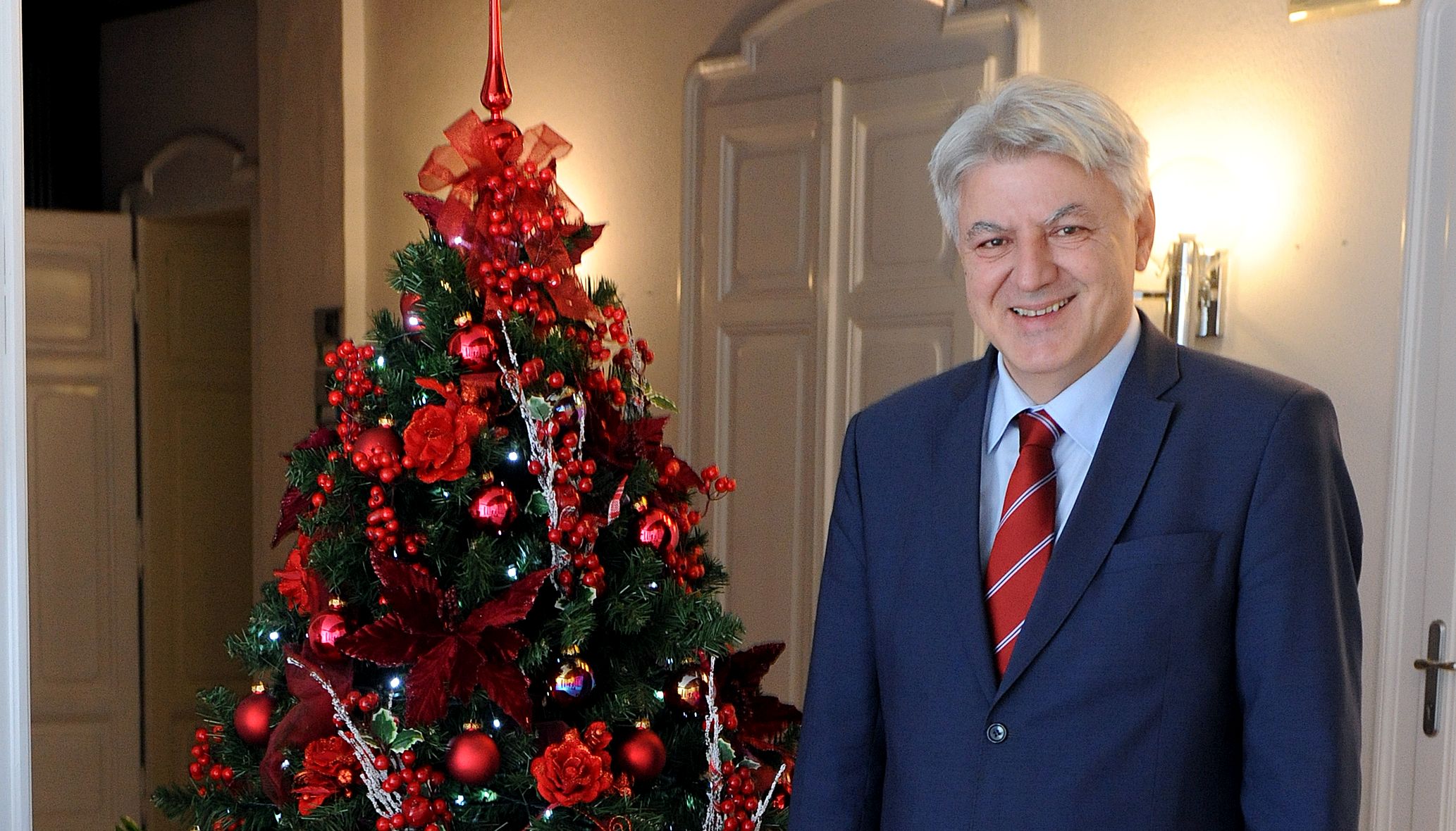 Rijeka 12.12.2019. upan Zlatko Komadina uz okiæenu jelku Foto Marko Gracin Rijeka 12.12.2019. upan Zlatko Komadina uz okiæenu jelku Foto Marko Gracin