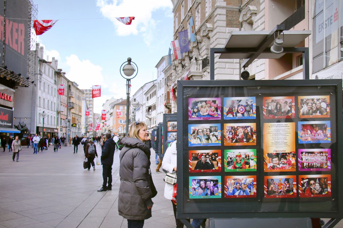 Na-Korzu-postavljena-humanitarna-izložba-„Nasmijana-lica-Riječkog-karnevala“-6 Na-Korzu-postavljena-humanitarna-izložba-„Nasmijana-lica-Riječkog-karnevala“-6
