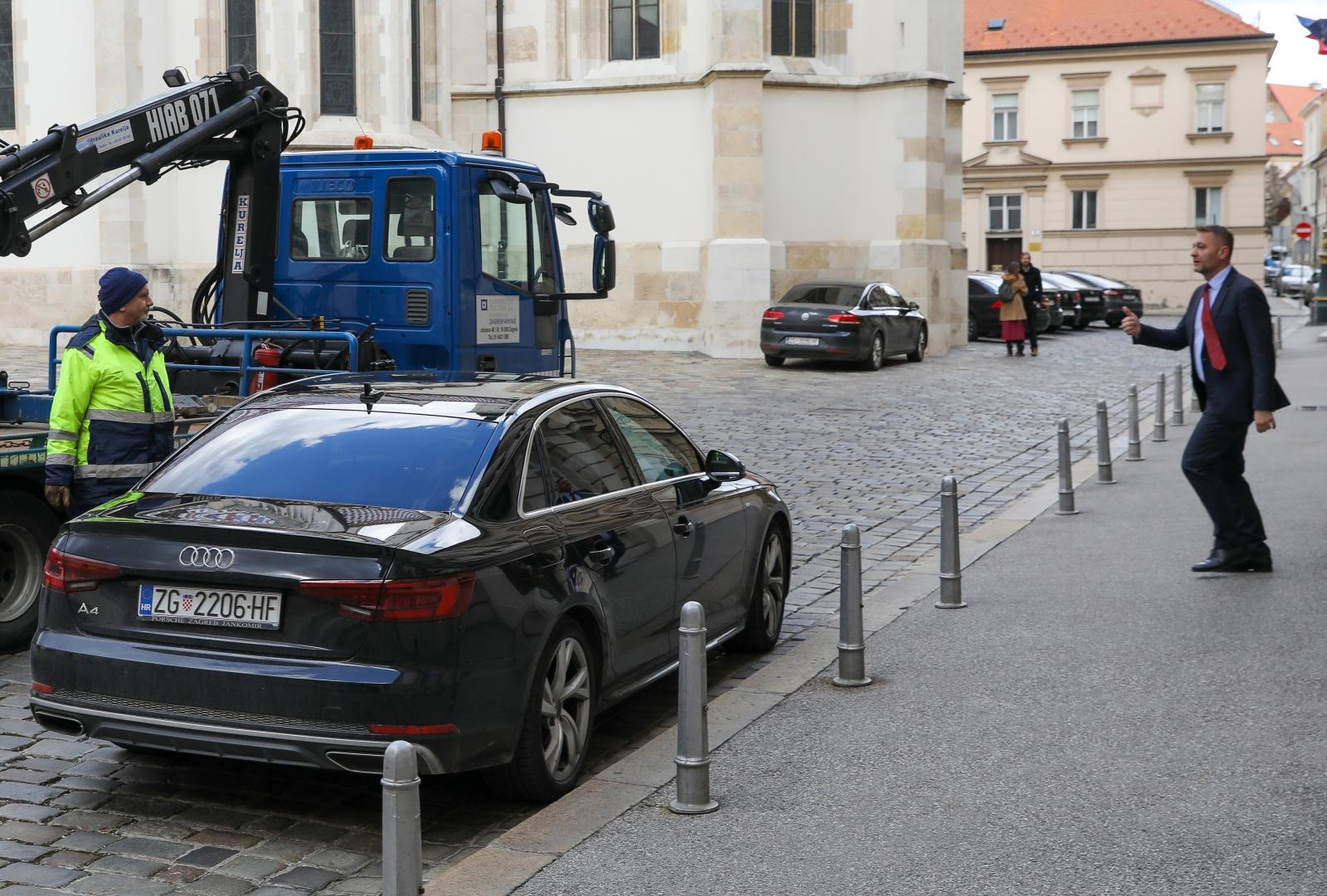 Krešo Beljak ponosno parkirao na sam ulaz Sabora pa se iznenadio kada je došao pauk