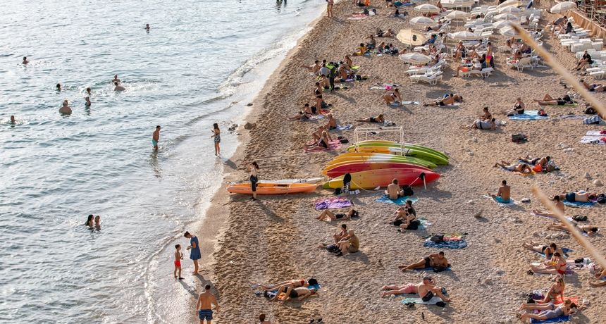plaža turisti more ljeto sunčanje