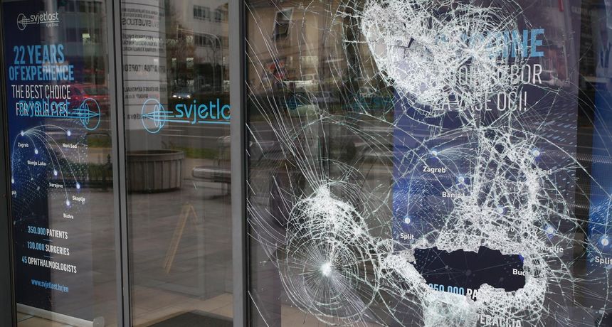 razbijena-stakla-na-klinici-svjetlost-39c18b5acafe1b1a56f3f3c937aaa150_view_article_new
