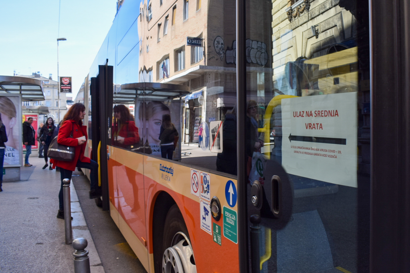 Ulaz srednja vrata autobus Ulaz srednja vrata autobus