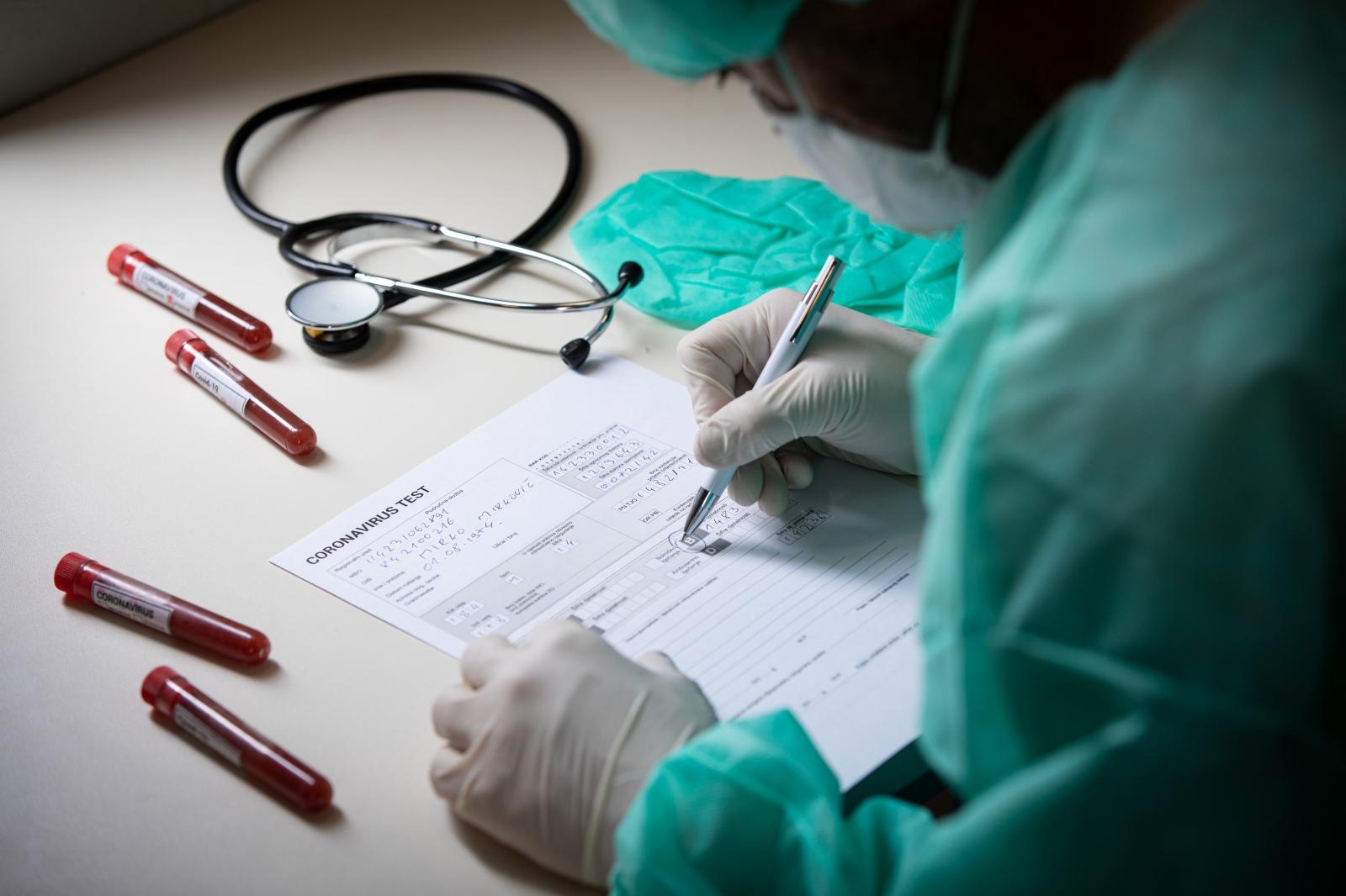 Epruvete s uzorcima krvi – testiranje na koronavirus Epruvete s uzorcima krvi – testiranje na koronavirus