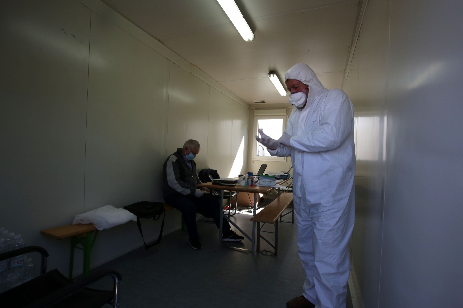 Policija i sanitarci pregledavaju putnike na graničnom prijelazu Rupa Policija i sanitarci pregledavaju putnike na graničnom prijelazu Rupa