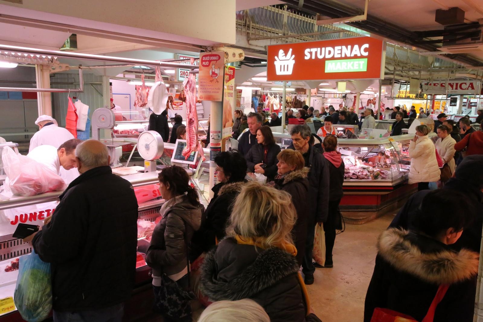 Rijeka: Redovi pred mesnicama  i gužva na tržnici