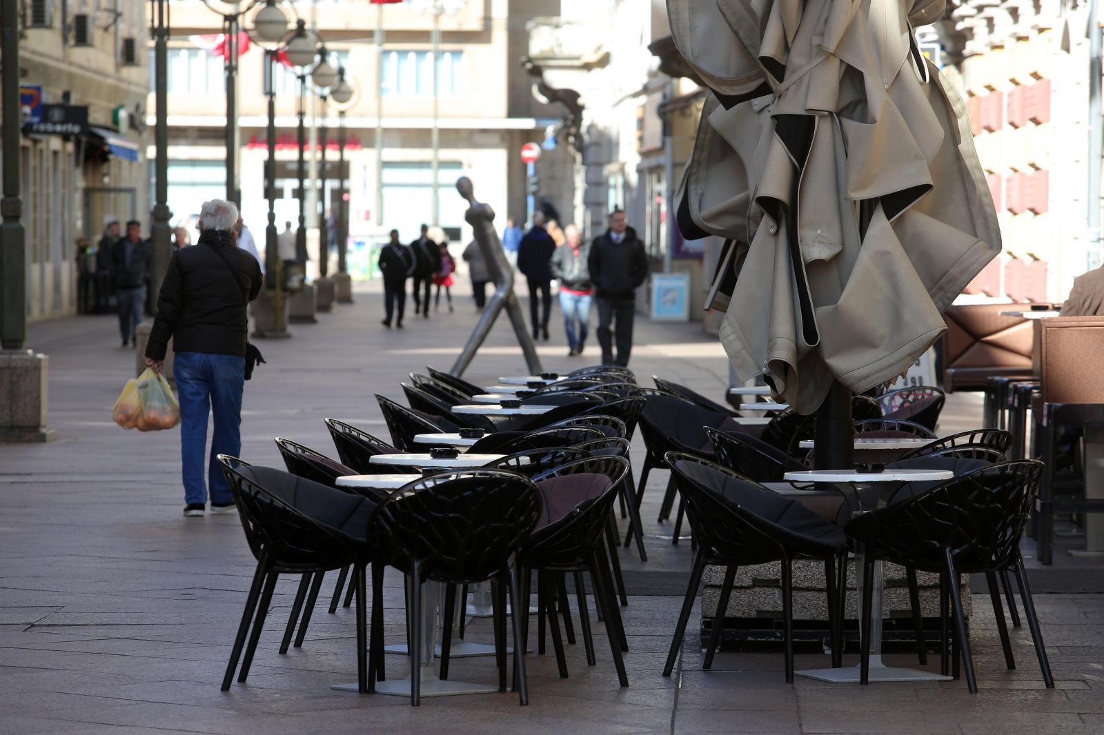 Prazne terase na Korzu zbog situacije sa širenjem koronavirusa Prazne terase na Korzu zbog situacije sa širenjem koronavirusa