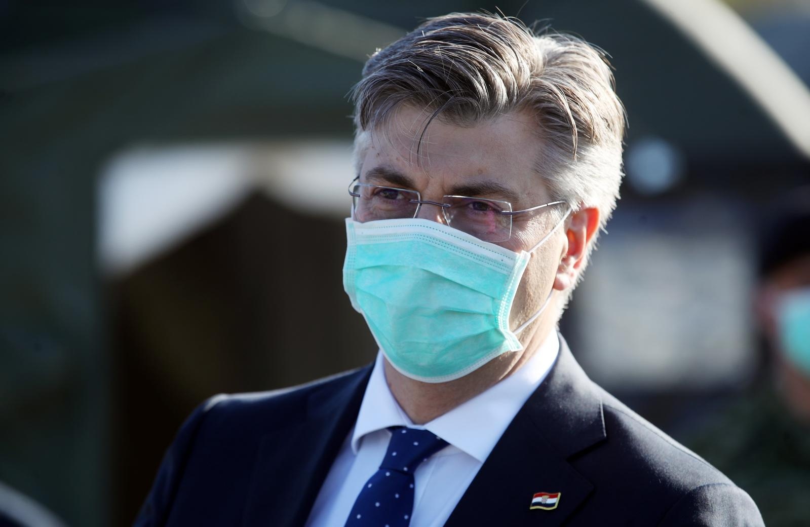 Zagreb: Premijer Plenković obišao vojne šatore postavljene u krugu KB Dubrava Zagreb: Premijer Plenković obišao vojne šatore postavljene u krugu KB Dubrava