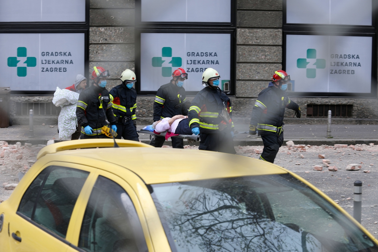 Zagreb: Vatrogasci spašavaju ljudi iz zgrada Zagreb: Vatrogasci spašavaju ljudi iz zgrada