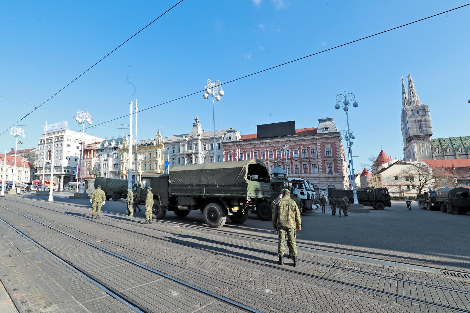 Zagreb: Vojska na Trgu bana Jelačića sanira štetu od potresa Zagreb: Vojska na Trgu bana Jelačića sanira štetu od potresa