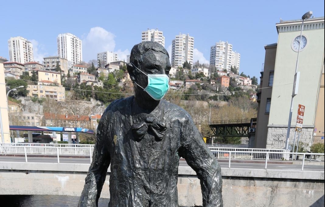 Rijeka: Šaljivi, motivacijski natpisi i grad tijekom borbe s koronavirusom Rijeka: Šaljivi, motivacijski natpisi i grad tijekom borbe s koronavirusom