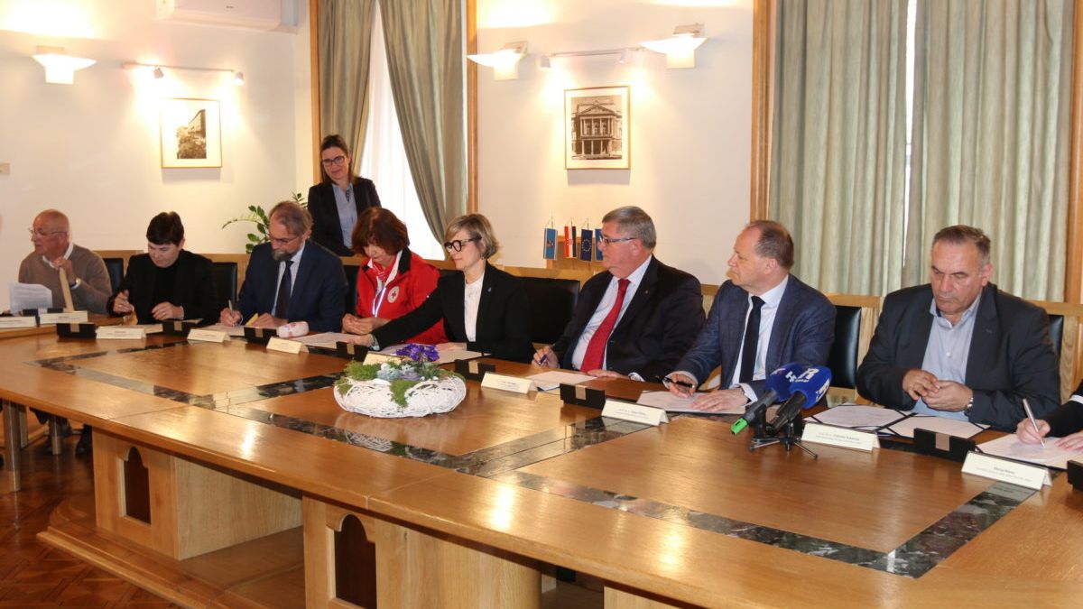 Potpisivanje-ugovora-s-ustanovama-o-programima-zdravstva-i-socijalne-skrbi-za-2020.-godinu-4-1200×800 Potpisivanje-ugovora-s-ustanovama-o-programima-zdravstva-i-socijalne-skrbi-za-2020.-godinu-4-1200×800