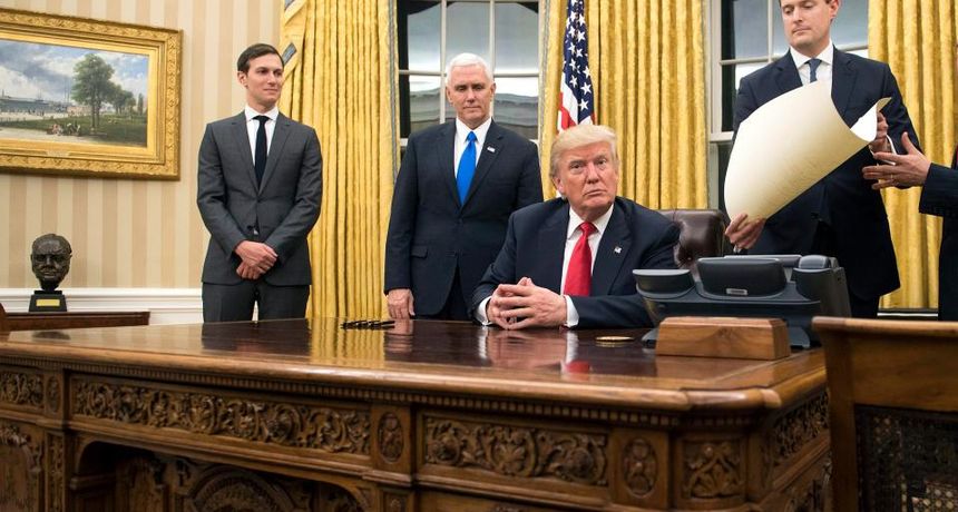 direktno-iz-bijele-kuce-u-hrvatskoj-se-prodaje-trumpov-stol-2ed9dcb76cd07ae641d559ca17f6814b_view_article_new