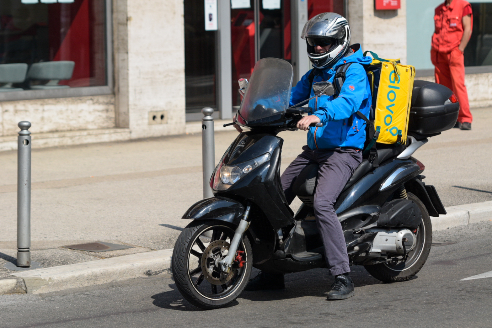 Glovo dostava skuter motor kaciga