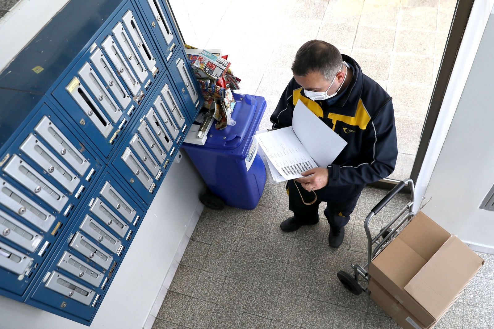 Zagreb: Poštari zbog koronavirus imaju još više posla nego inače