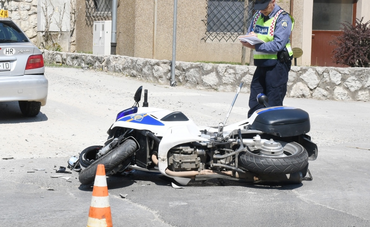 Petrinja: Policajac na motociklu ozlijeđen prilikom sudara s osobnim automobilom Petrinja: Policajac na motociklu ozlijeđen prilikom sudara s osobnim automobilom