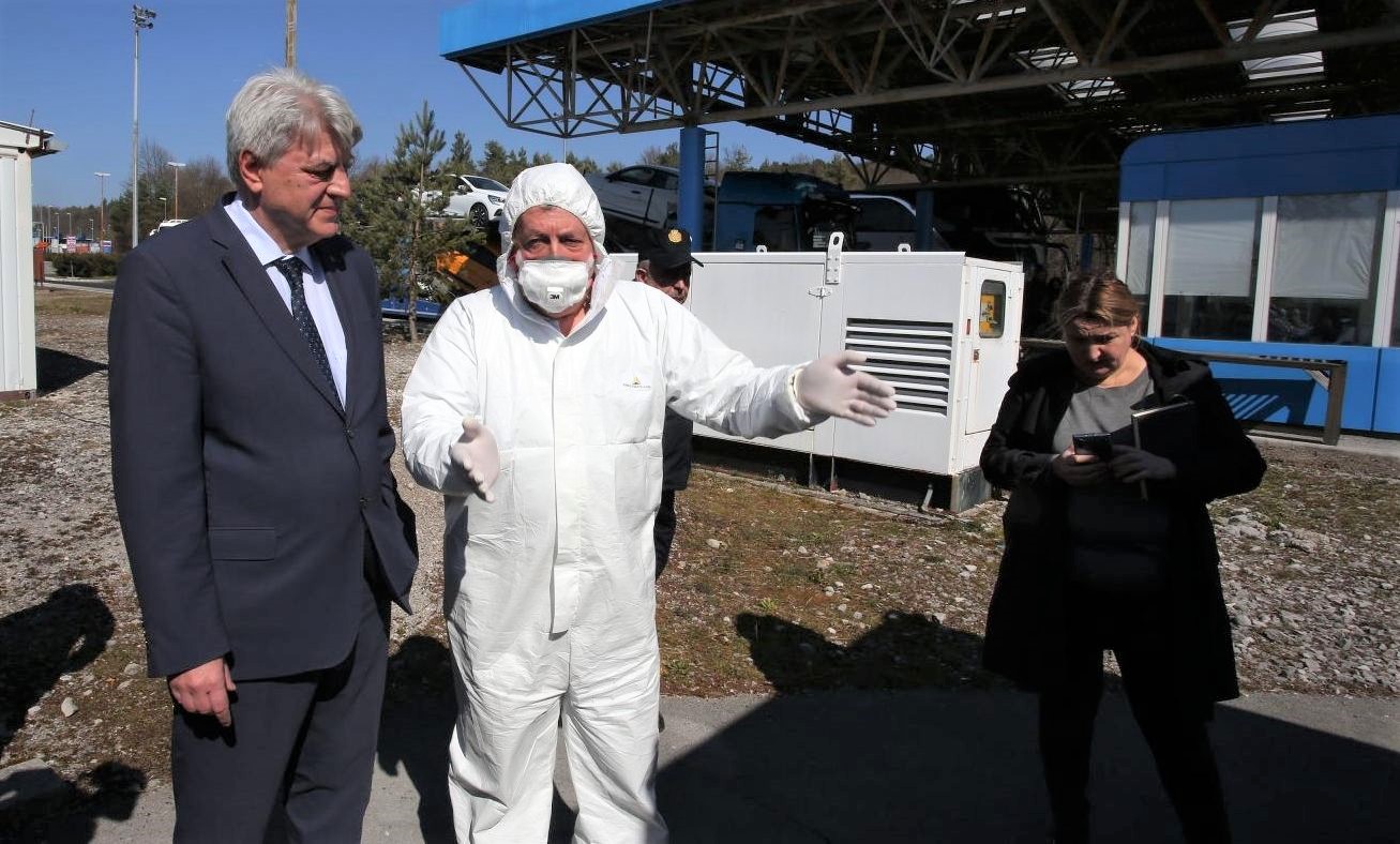 Policija i sanitarci pregledavaju putnike na graničnom prijelazu Rupa Policija i sanitarci pregledavaju putnike na graničnom prijelazu Rupa