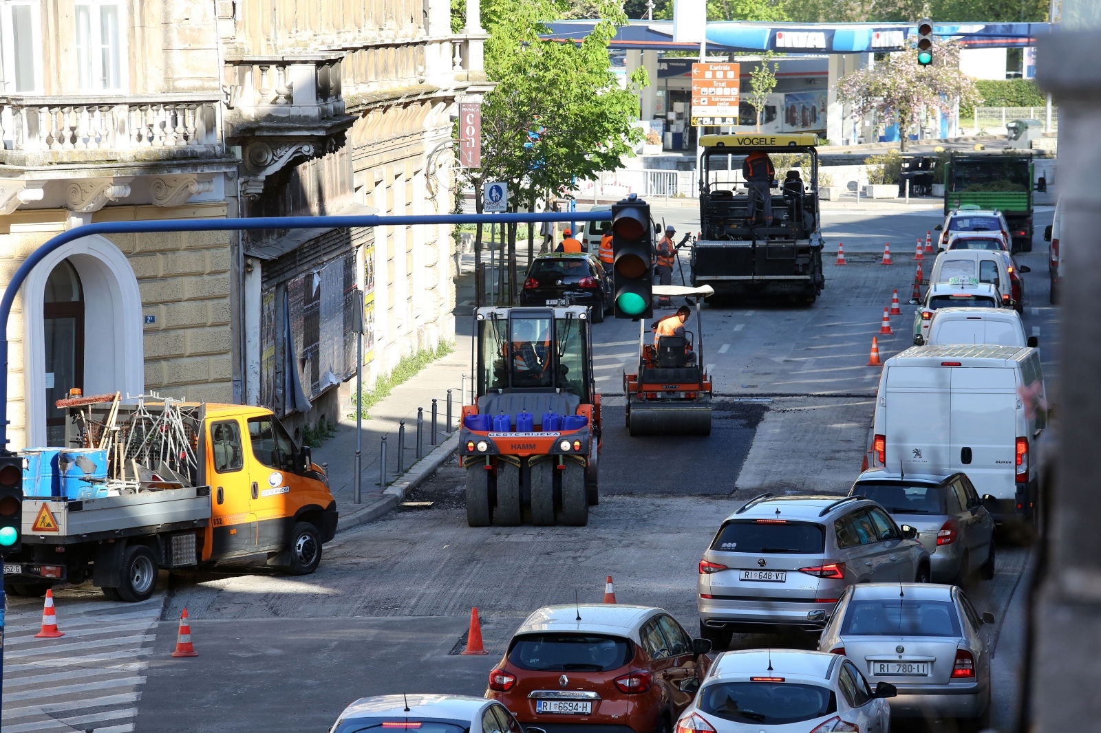 RIjeka: Radnici asfaltiraju kolnik u Strossmayerovoj ulici